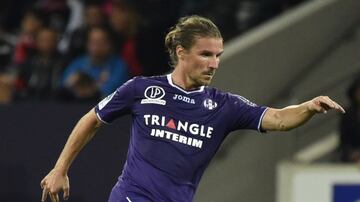 Nieto de Pierre Cahuzac que juega en el Toulouse de la liga de Francia y ha sido expulsado 17 veces a lo largo de su carrera.