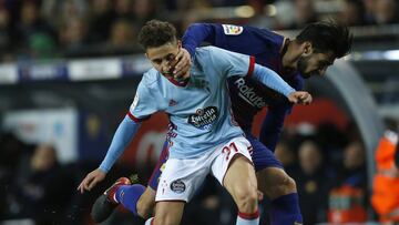 Emre Mor disputa un balón con André Gomes durante el partido de Copa entre el Barcelona y el Celta disputado en el Camp Nou.
