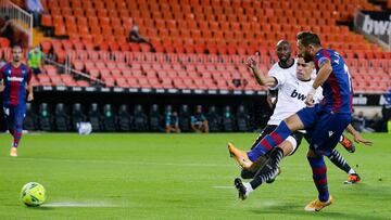 VALENCIA, SPAIN - SEPTEMBER 13: Jose Luis Morales of Levante UD scores his team's first goal during the La Liga match between Valencia CF and Levante UD at Estadio Mestalla on September 13, 2020 in Valencia, Spain. (Photo by Eric Alonso/Getty Images)