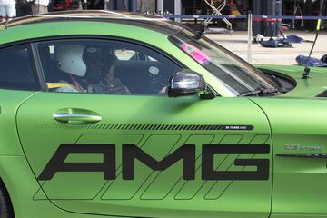 Lewis Hamilton al volante y Usain Bolt de copiloto se disponen a disfrutar del deportivo de Mercedes.