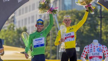 Mark Cavendish y Tadej Pogacar posan en el podio de París como ganadores del maillot verde de los puntos y del maillot amarillo de la general del Tour de Francia 2021.