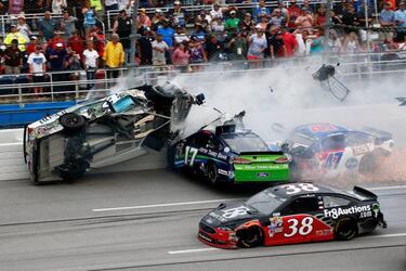 ¡La NASCAR se convierte en una chatarrería! Caos en Talladega