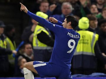 Chelsea&#039;s Spanish striker Alvaro Morata celebrates scoring the opening goal during the English Premier League football match between Chelsea and Manchester United at Stamford Bridge in London on November 5, 2017. / AFP PHOTO / Adrian DENNIS / RESTRIC