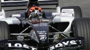 <B>EN GRÚA.</B> Los dos Minardi, uno de ellos pilotado por el holandés Christijan Albers, tuvieron que ser llevados a boxes en grúa.