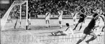 Este es el momento en que Getafe alcanza el gol del empate por mediaci車n de Polo. Un jugador rayista, deseperado, se lleva las manos a la cabeza.