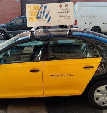Un taxi, con la promoción del Espanyol.