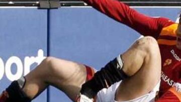 <B>EN CAMILLA.</B> Totti abandonó el campo en camilla y podría estar varios meses de baja.