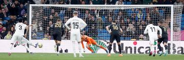 3-0. Karim Benzema lanza el penalti al lado derecho de Edgar Badía para marcar el tercer gol.