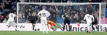 3-0. Karim Benzema lanza el penalti al lado derecho de Edgar Badía para marcar el tercer gol.