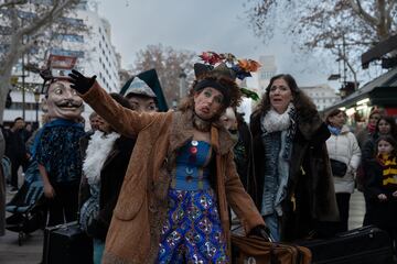 Varias personas disfrazadas durante el ‘Arribo’ del Carnaval de Barcelona. El primer evento importante del carnaval de Barcelona es el tradicional 'Arribo' (la llegada del rey del Carnaval).