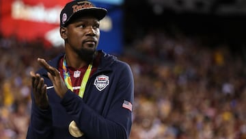 Kevin Durant, viendo al equipo de su ciudad natal, Washington, en la NFL: los Redskins.