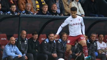 Soccer Football - Premier League - Burnley v Aston Villa - Turf Moor, Burnley, Britain - May 7, 2022 Aston Villa's Philippe Coutinho in action as Aston Villa manager Steven Gerrard looks on Action Images via Reuters/Lee Smith