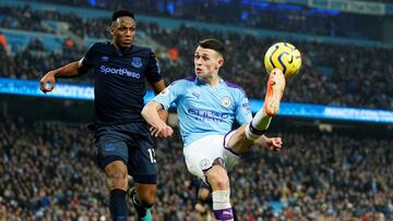 Yerry Mina volvió a la titular de Everton en la derrota ante Manchester City.