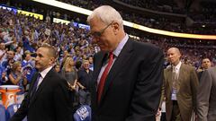 Phil Jackson abandona el American Airlines Center de Dallas tras la derrota de los Lakers por 4-0 ante los Mavericks.