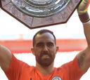 Claudio Bravo iguala títulos de Sánchez y se acerca a Vidal