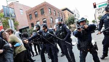 Agentes de policía en una protesta contra las redadas migratorias.