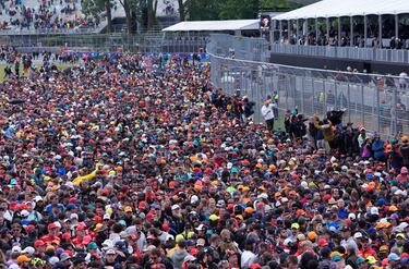 Espectadores en una de las zonas del circuito Gilles Villeneuve tras la victoria de Max Verstappen.