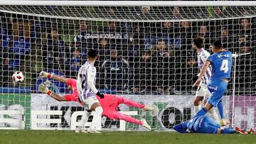 Yoel intenta parar el gol.