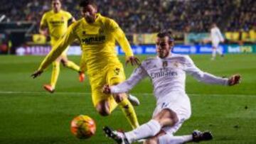 Gareth Bale pelea un bal&oacute;n antes de centrar para que remate Benzema.