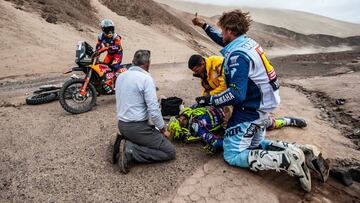 Santolino siendo atendido por los médicos y Van Beveren tras su caída.