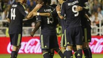 <b>EL GOL DEFINITIVO. </b>Benzema felicita a Cristiano tras anotar el 0-2 de penalti, mientras el guardameta franjirrojo Rubén se lamenta del tanto encajado.