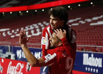 2-1. Luis Suárez celebró el segundo gol con Joao Félix.