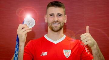 Sim&oacute;n, con la medalla de plata de los Juegos