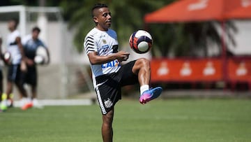 El volante Vladimir Hern&aacute;ndez durante un entrenamiento con el Santos de Brasil