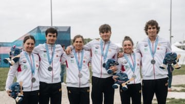 Los dos equipos, femenino y masculino, con sus medallas.