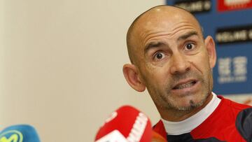 Paco Jémez refutes Valencia rumours by showing his passport