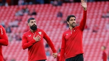 BILBAO, 19/04/2024.- Los jugadores del Athletic Club Raúl García (d) y Asier Villalibre (i) saludan antes del encuentro de la jornada 32 de LaLiga entre Athletic Club Bilbao y Granada CF, este viernes en el estadio San Mamés de Bilbao. EFE/ Miguel Toña
