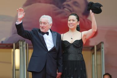 Robert De Niro (81 años) y Tiffany Chen (46 años) mantienen una relación sentimental desde hace varios años y son padres de una hija en común. Se conocieron en 2015 durante el rodaje de la película El becario (The Intern), donde Chen, experta en artes marciales, enseñó Tai Chi al personaje de De Niro.
