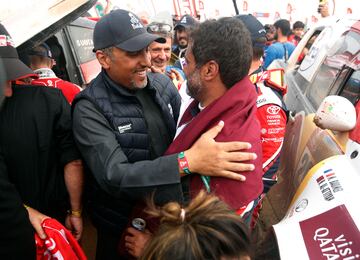 El piloto catarí Nasser Al-Attiyah y su copiloto, el francés Mathieu Baumel, celebran su triunfo en la categoría de coches. El piloto catarí Nasser Al-Attiyah ganó su quinto título de piloto del Rally Dakar y el segundo consecutivo, después de que la icónica prueba de resistencia terminara en Dammam, Arabia Saudí.