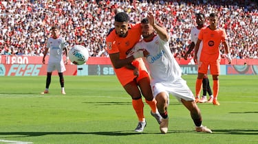 Isaac Romero cae en el área tras una disputa de balón con Araujo en la que el jugador del Sevilla termina por el suelo al trastabillar el defensor azulgrana la pierna de apoyo del ariete. Le llama Carlos del Cerro Grande al colegiado, quien dictamina que hay contacto para señalar pena máxima para los locales.