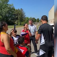 Chicharito se da tiempo de atender a los fans que acudieron al All Star Skill Challenge