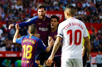 El jugador del Barcelona, Leo Messi, celebra el 1-1 con sus compañeros. 