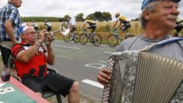 EL TOUR Y FRANCIA. Numerosos aficionados se dieron cita en las cunetas para animar a los corredores a su paso por Bretaña, cuna de grandes ciclistas.