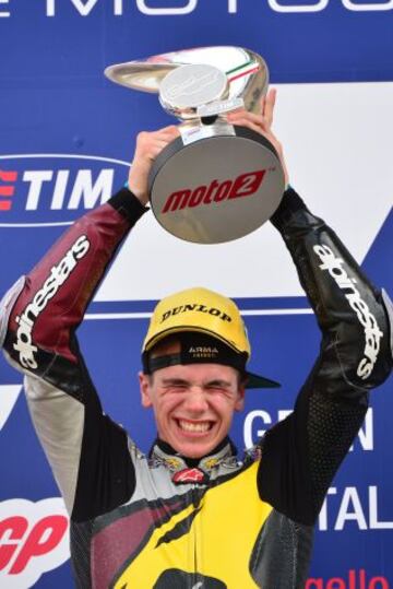 El piloto británico, Scott Redding celebra la victoria en Moto 2.