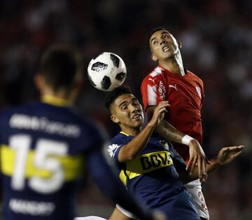 Buenos Aires 15 abril 2018, Argentina
SUPERLIGA
Independiente vs Boca Juniors por el Torneo Local, en el Estadio Libertadores de America
Emanuel Reynoso de Boca Juniors y Gonzalo Veron 
Foto Ortiz Gustavo