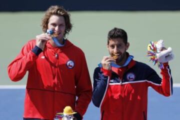 Hans Podlipnik y Nicolás Jarry se subieron a lo más alto del podio en el dobles del tenis panamericano, en Toronto 2015.
