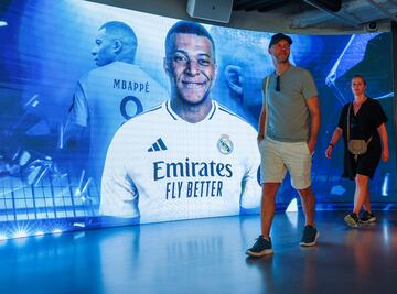 Venta de la camiseta de MBappé con el Real Madrid.