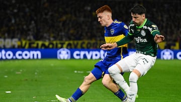 Boca Juniors' defender Valentin Barco (L) and Palmeiras' Uruguayan defender Joaquin Piquerez fight for the ball during the Copa Libertadores semifinals first leg football match between Argentina's Boca Juniors and Brazil's Palmeiras, at La Bombonera stadium in Buenos Aires, on September 28, 2023. (Photo by Luis ROBAYO / AFP)