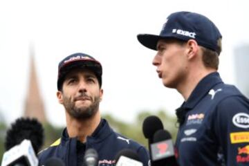 Los pilotos de Red Bull Racing Daniel Ricciardo y Max Verstappen participan en una carrera de botes de velocidad en el río Yarra.