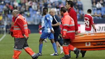 Mamadou Kon&eacute; se retira lesionado durante un partido con el M&aacute;laga.
