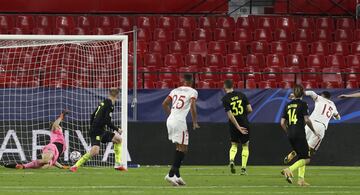 El centro de una falta termina pegando en el poste derecho, pero En-Nesyri recoge el rechace y marca a placer para remontar el partido.