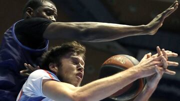 GRAF5546. SANTIAGO DE COMPOSTELA, 23/11/2019.- El ala pívot estadounidense del Monbus Obradoiro, Mike Daum (d) lucha por un rebote con el pívot senegalés del Morabanc Andorra, Moussa Diagné, durante al partido de la Liga Endesa de baloncesto esta noche en Santiago de Compostela. EFE/Lavandeira jr