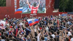 Aficionados rusos siguen en pantallas gigantes uno de los partidos de Rusia.