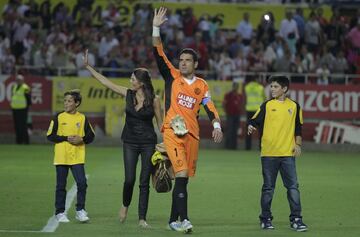 39 a?os y 2222 das. El portero valenciano se convirti en leyenda del Sevilla por ser el portero de su mejor poca. 2 Copas de la UEFA, 2 Copas del Rey consigui Palop en Sevilla.