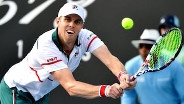 Sam Querrey devuelve una bola ante Tennys Sandgren durante su partido en el Open de Australia 2020.