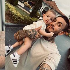 Mateo Carvajal y los tres tatuajes en honor a su hijo